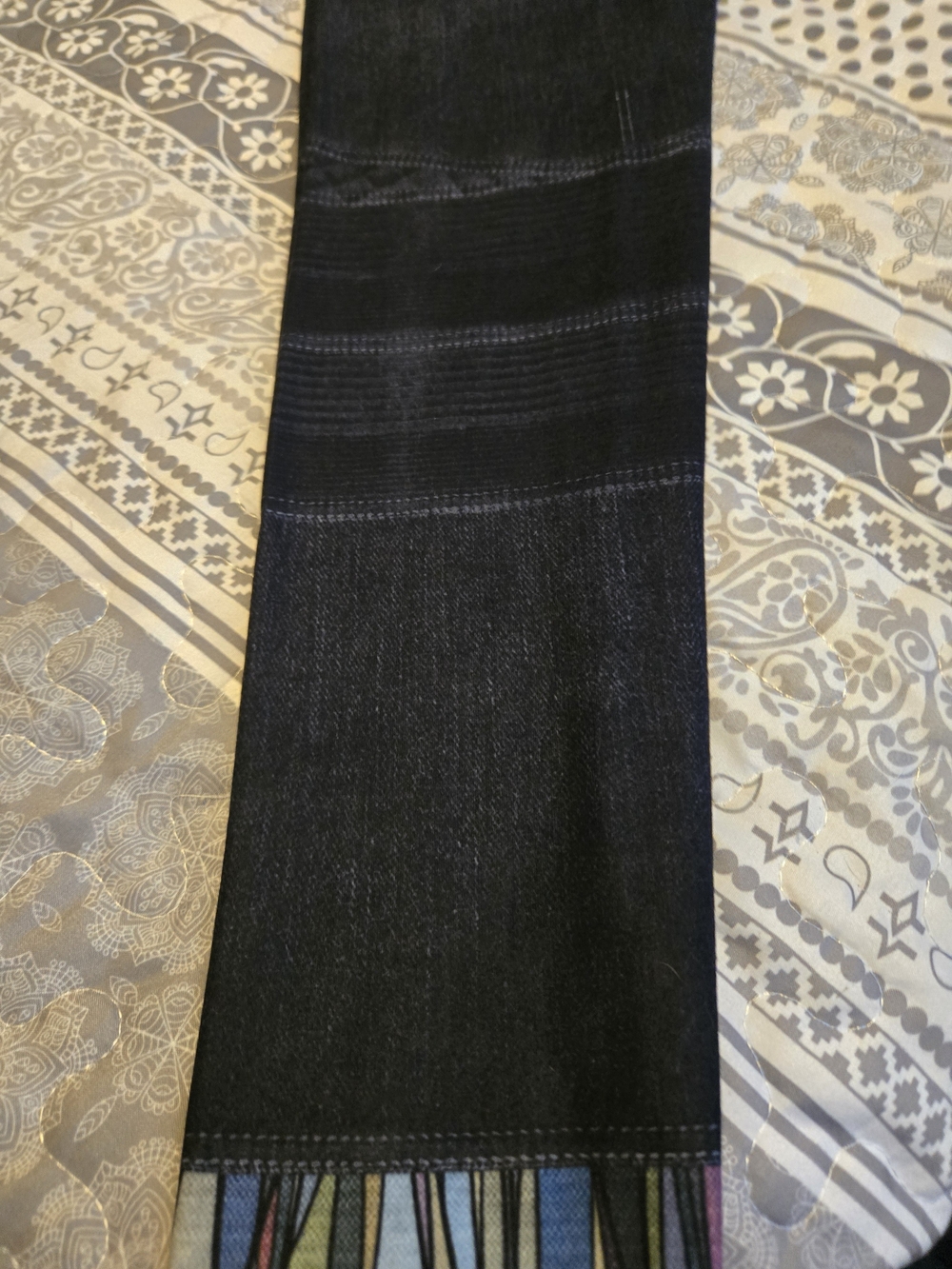 High-Waist Black Leggings with Multicolor Geometric Cuff - Picture 8 of 9